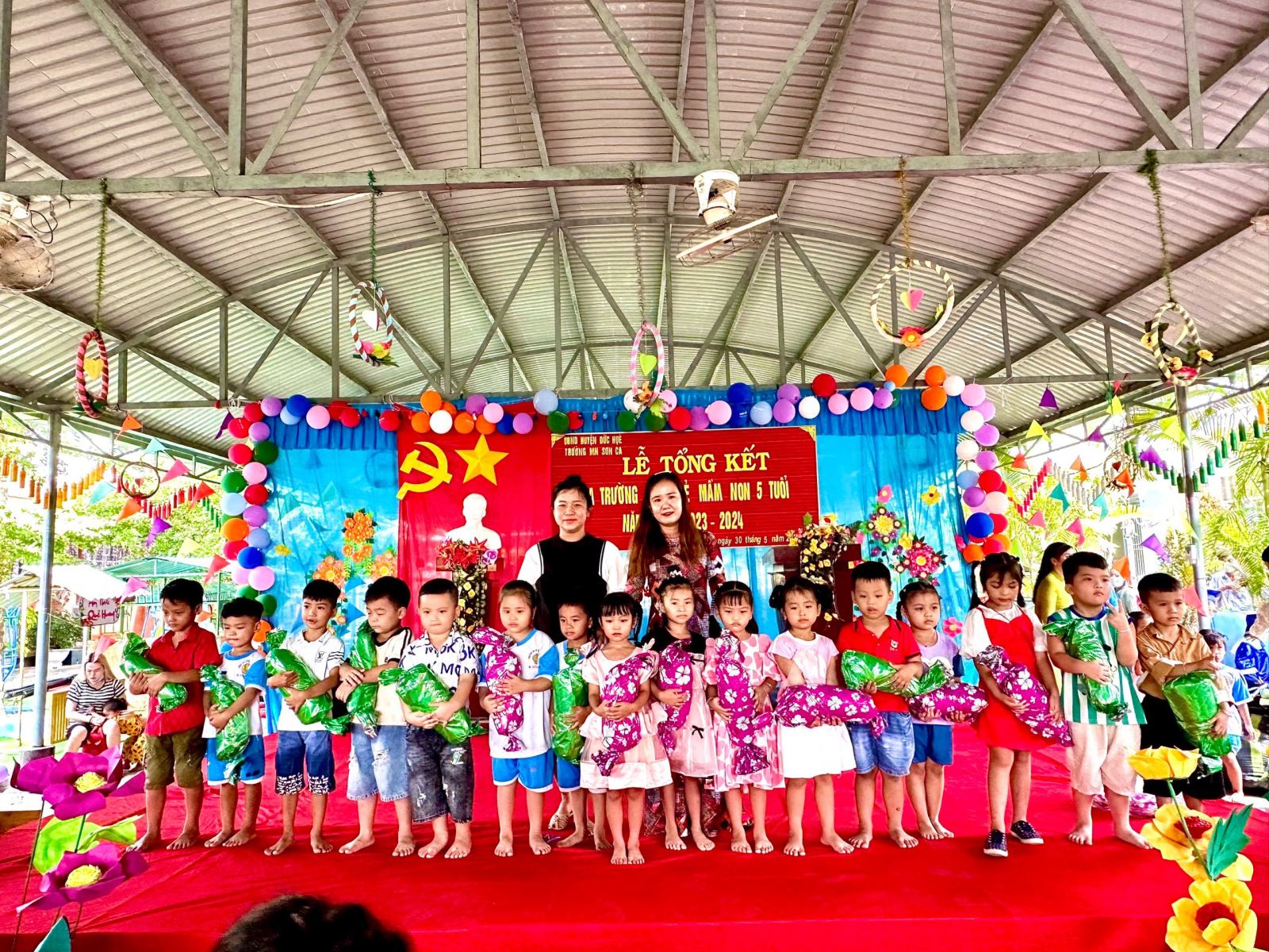 Lễ Tổng kết - Lễ ra trường năm học 2023-2024 (Khen thưởng, tặng quà)